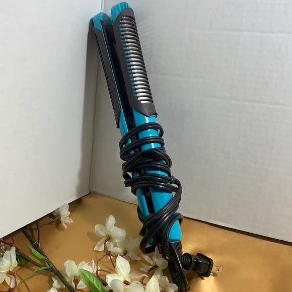 Revlon Other - 🚨2/$25 REVLON 2 in 1 STRAIGHTER